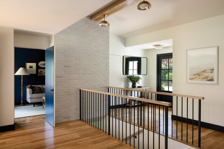 ihr-seattle-entryway-stair-landing-remodel-hawthorne-hills-white-oak-black-railing