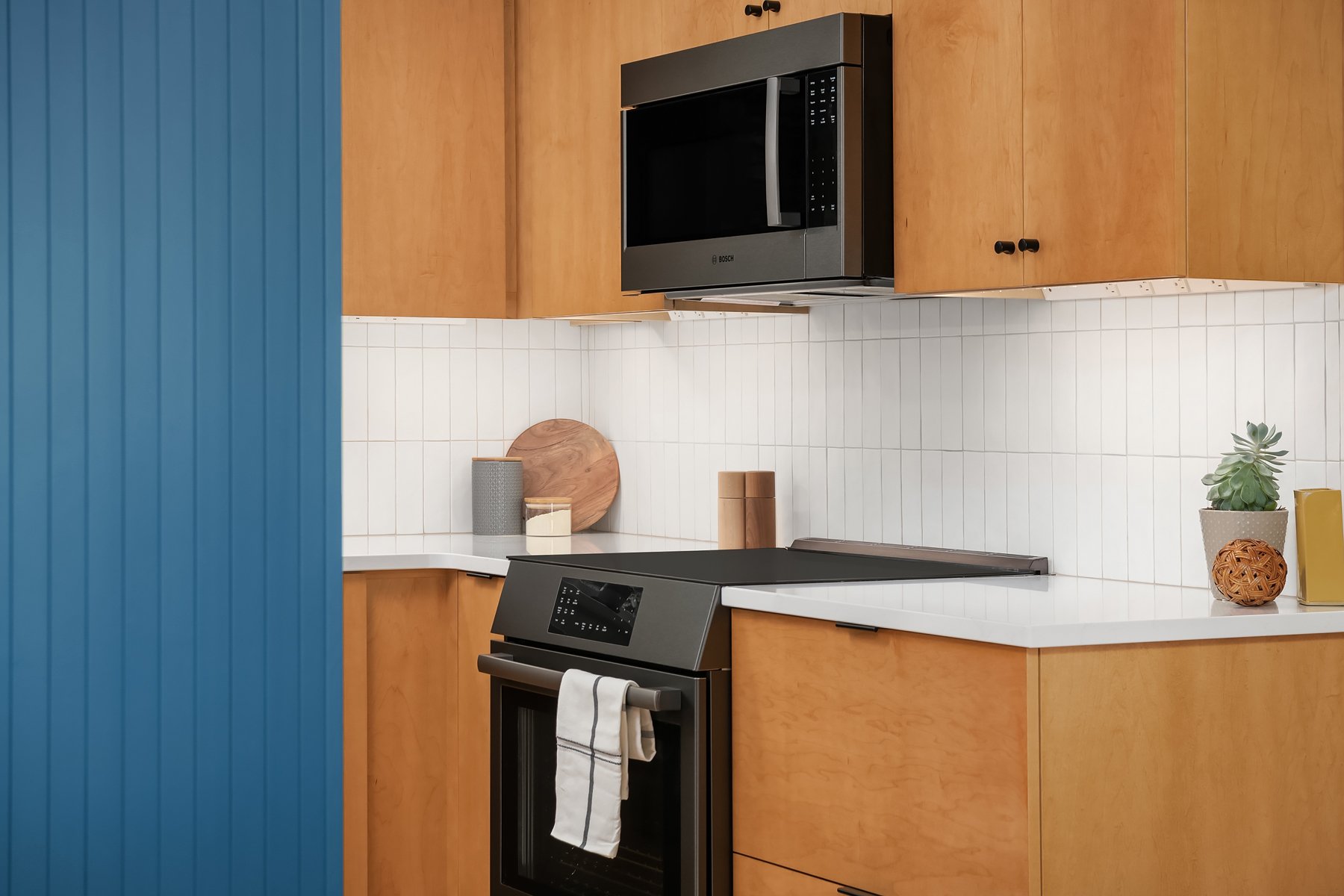 IHR.Seattle.Kitchen.Remodel.wood.cabinets.black.WEB.3.2022-1