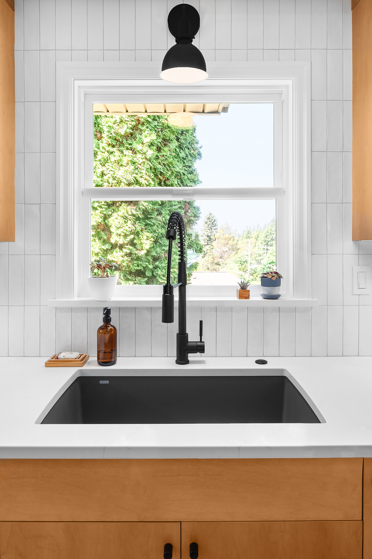 IHR.Seattle.Kitchen.Remodel.black.sink.fixtures.white.WEB.7.2022