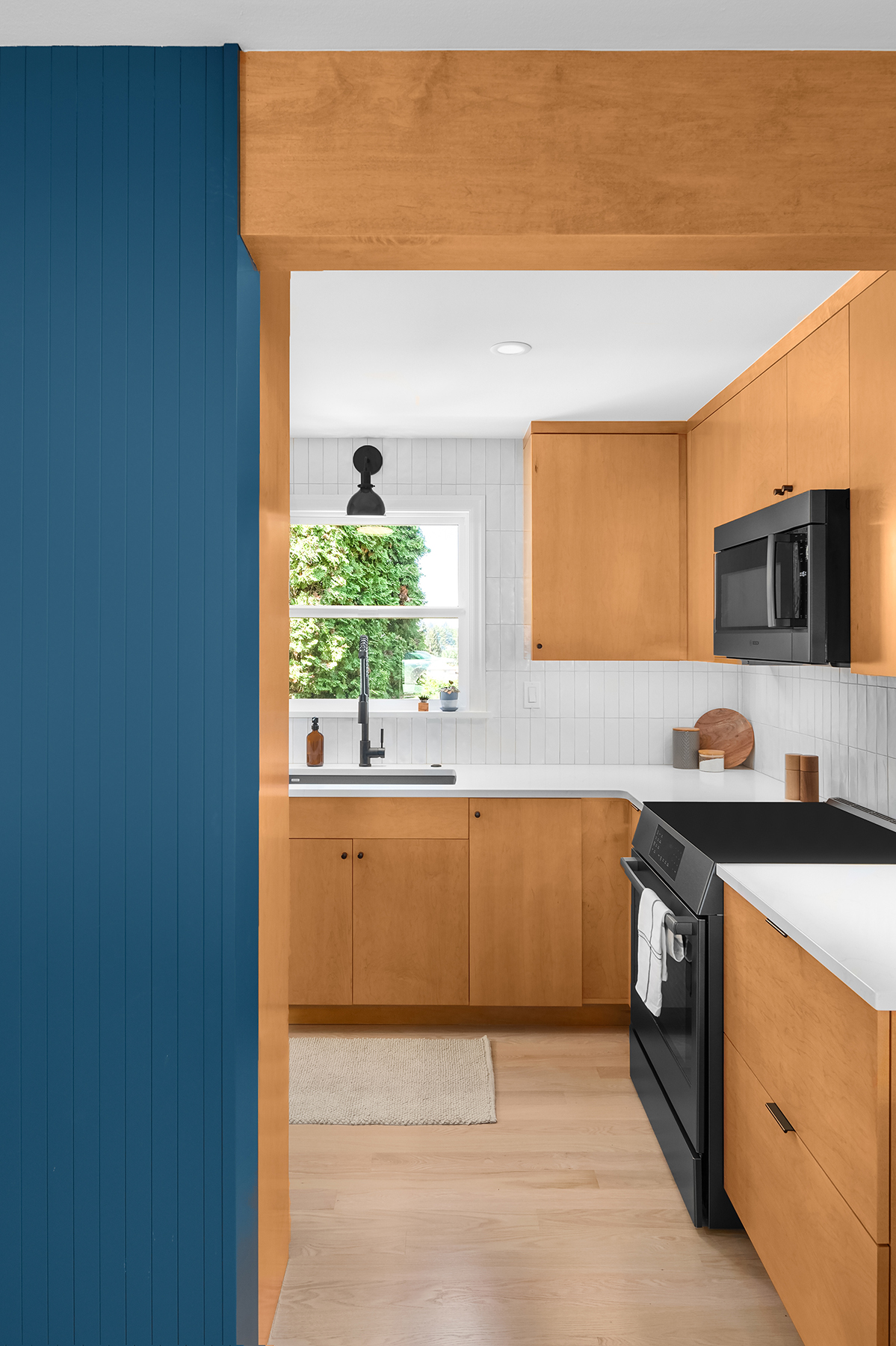 IHR.Seattle.Kitchen.Remodel.wood.cabinets.black.blue.WEB.10.2022